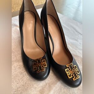 LIKE NEW Tory Burch Black and Gold Melinda Wedges Size 10M